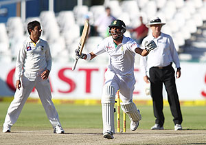 South Africa's Robin Peterson celebrates after scoring the winning runs to beat Pakistan on Day 4 of the 2nd Test at Sahara Park Newlands Cape Town, on Sunday
