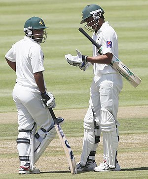 Pakistan's Asad Shafiq confers with team mate Younus Khan