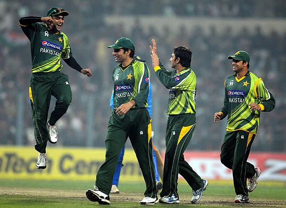 Pakistan team celebrates the win in Kolkata
