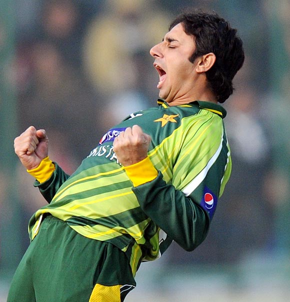 MS Dhoni appeals for Nasir Jamshed's wicket