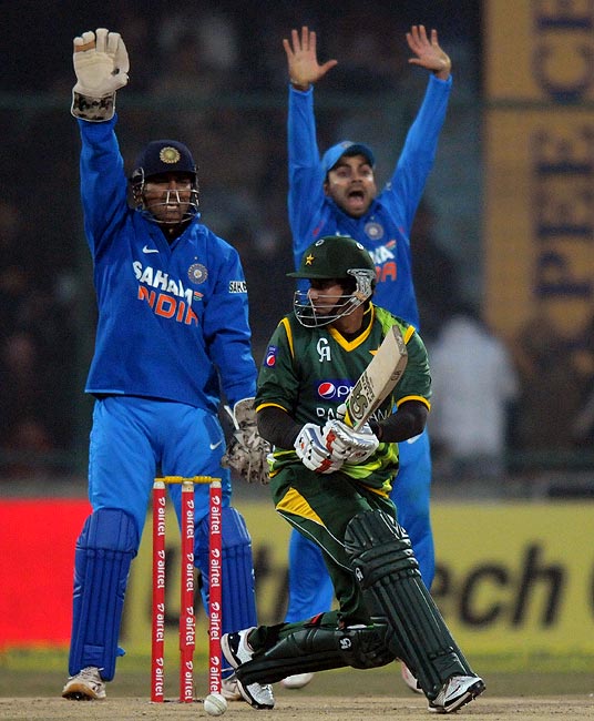 Mahendra Singh Dhoni and Virat Kohli appeal successfully for the wicket of Pakistan opener Nasir Jamshed