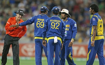 Sri Lankan players discuss tactics before the final ball of the game