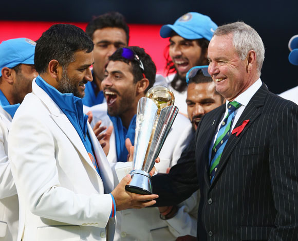 MS Dhoni receiving the ICC Champions Trophy
