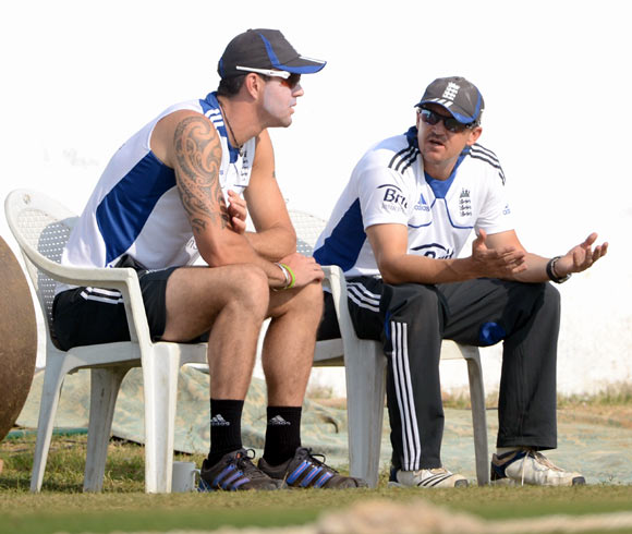 England coach Andy Flower speaks with Kevin Pietersen