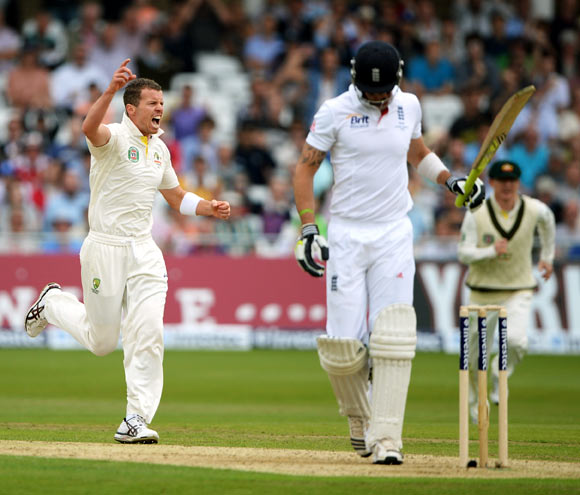 Peter Siddle celebrates after getting the wicket of Kevin Pietersen