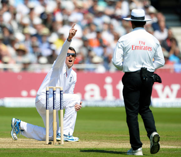 Graeme Swann appeals successfully for the wicket of James Pattinson 
