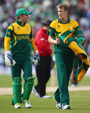 AB de Villiers (L) the captain of South Africa in discussion with Chris Morris (R)