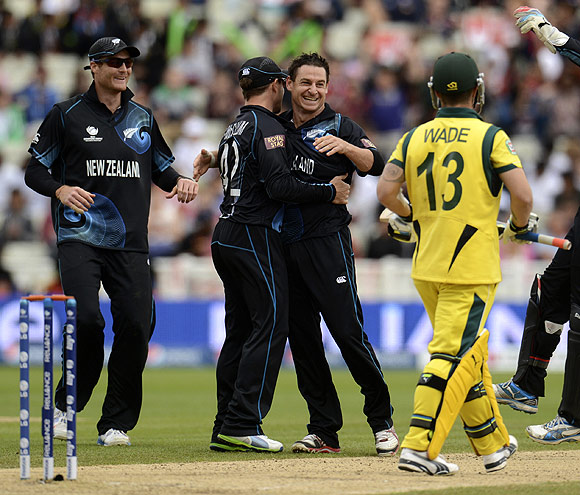 New Zealand's Nathan McCullum (3rd left) is congratulated after dismissing Australia's Matthew Wade (2nd right)