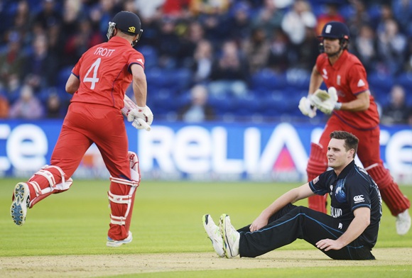 England's Jonathan Trott (left) and Alastair Cook run as New Zealand's Mitchell McClenaghan looks on