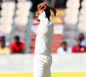 Bhuvaneshwar Kumar reacts after Virat Kohli's fails to take a catch to dismiss Ed Cowan