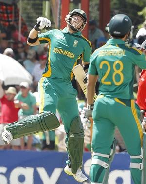 South Africa's Colin Ingram (left) celebrates