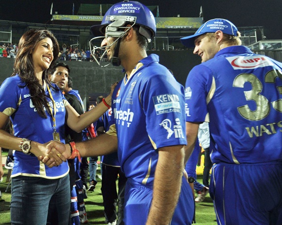 Shilpa Shetty congratulates the players