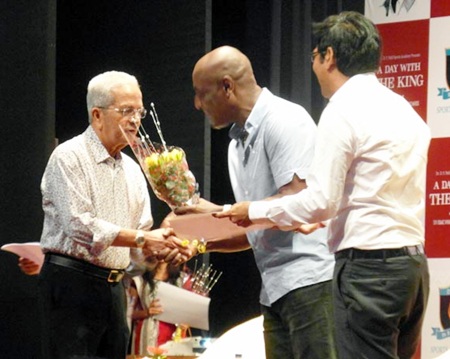 Vivian Richards presents a momento to veteran coach Vasu Paranjpe