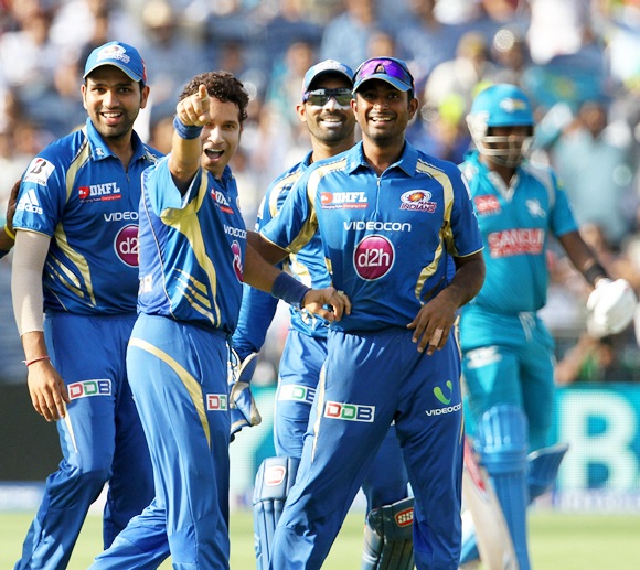Sachin Tendulkar celebrates with his teammates
