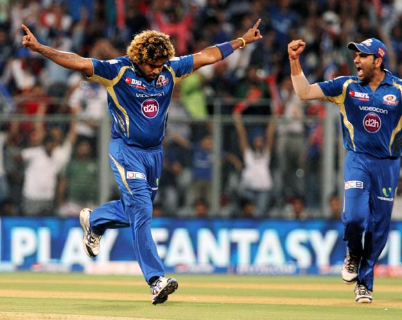 Lasith Malinga celebrates the wicket of Parthiv Patel