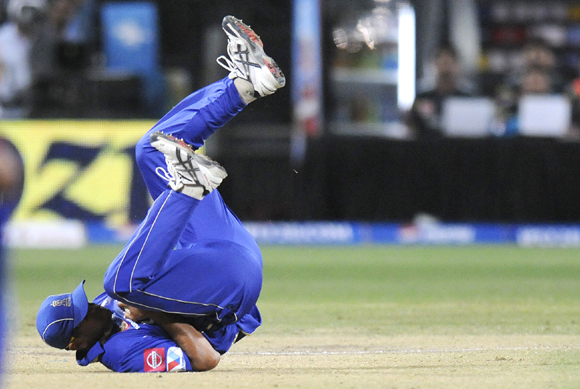 Rahul Dravid, captain of Rajasthan Royals, completes a catch to dismiss Robin Uthappa of Pune Warriors