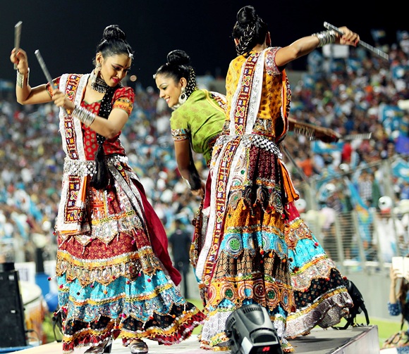 Who's hotter: Cheergirls in Desi or Western outfits?