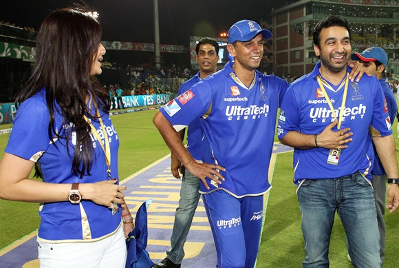 Rahul Dravid (centre) celebrate with Raj and Shilpa Kundra
