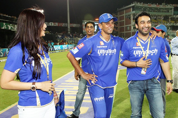 Rahul Dravid (centre) celebrates with Raj and Shilpa Kundra