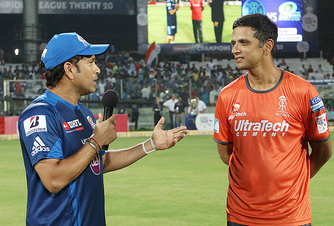 Sachin Tendulkar of Mumbai Indians chats with Rajasthan Royals captain Rahul Dravid