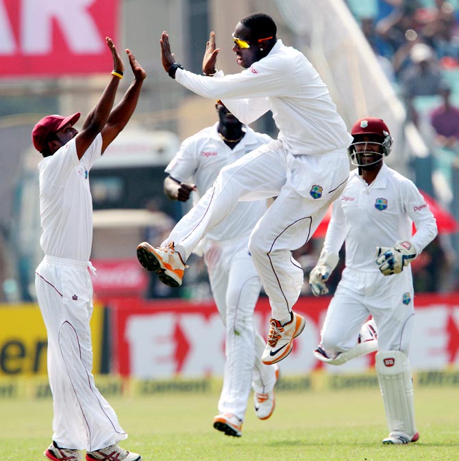 Shane Shillingford (2nd right) celebrates the wicket of Sachin Tendulkar with his team mates