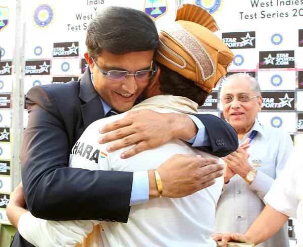 Former India captain hugs Tendulkar at the felicitation at the Eden Gardens