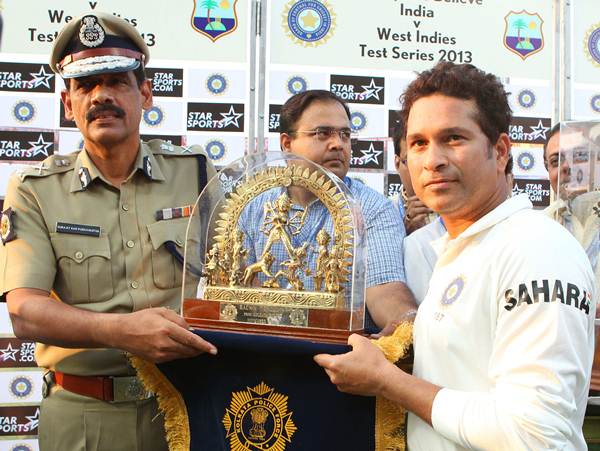 Kolkata Police Commissioner Surajit Kar Purkayastha presented a Durga idol to Tendulkar