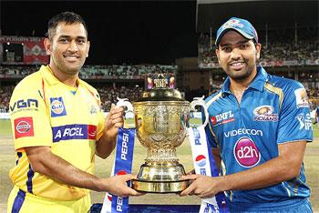 MS Dhoni and Rohit Sharma with the IPL trophy