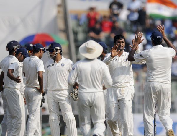 Team India celebrates a wicket