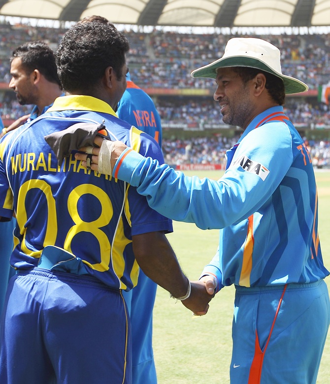Sachin Tendulkar (right) of India shakes hands with Muttiah Muralitharan