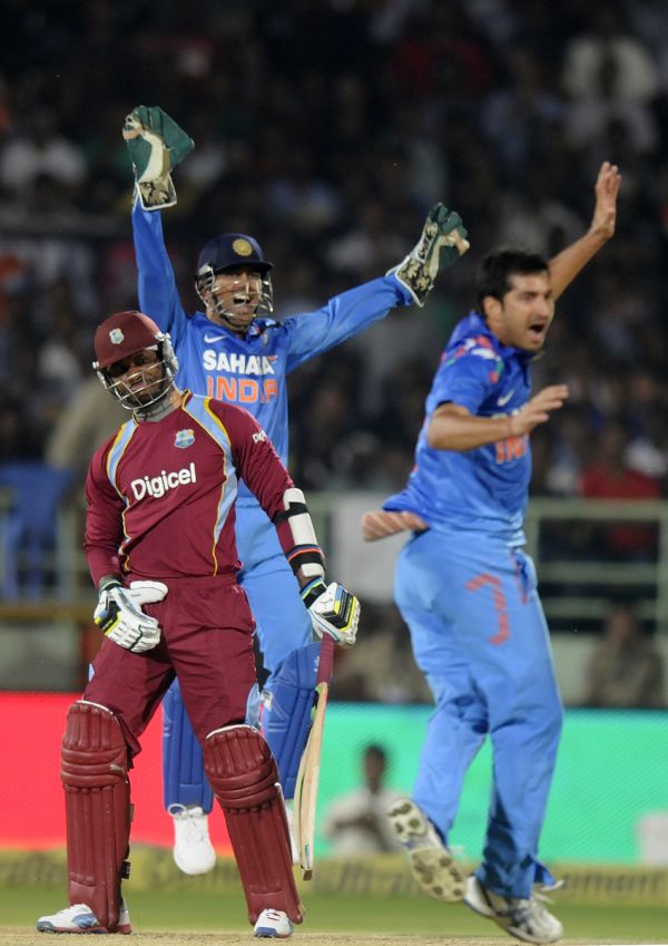 Mohit Sharma appeals for the wicket of Marlon Samuels