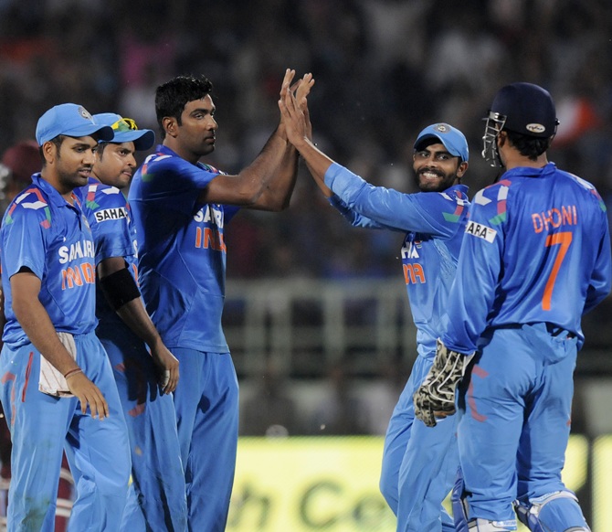 R Ashwin celebrates with teammates