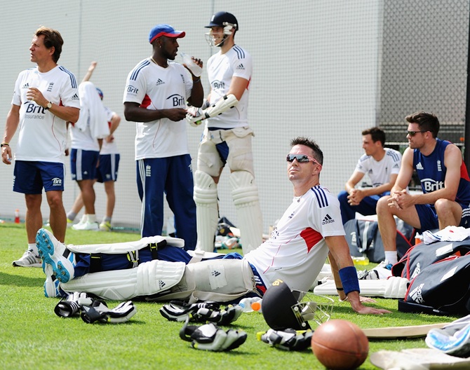 Kevin Pietersen relaxs with teammates