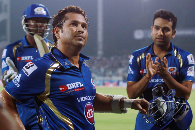 Sachin Tendulkar gets a standing ovation from his teammates