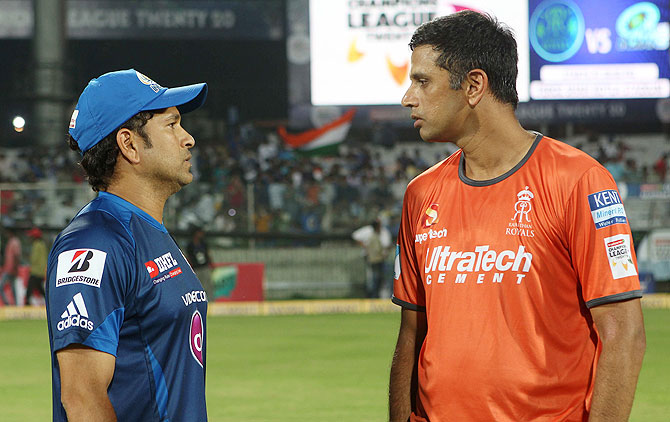 Sachin Tendulkar of Mumbai Indians chats with Rajasthan Royals captain Rahul Dravid on Sunday