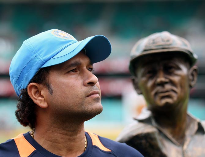 Sachin Tendulkar with a bust of Sir Don Bradman at the Sydney Cricket Ground