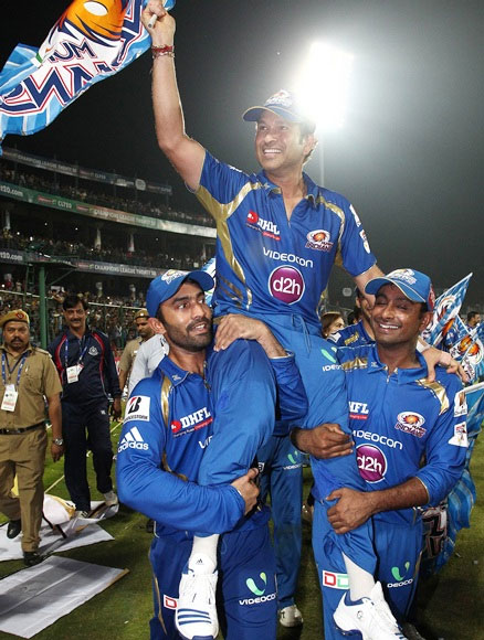 Sachin Tendulkar with teammates