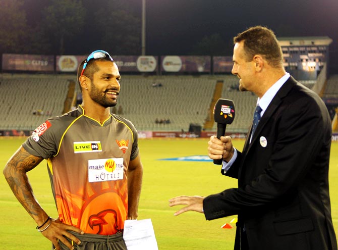 Sunrisers Hyderabad's captain Shikhar Dhawan (left) speaks to Simon Doull