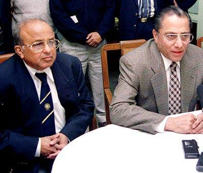 Jagmohan Dalmiya, right, with Jayant Lele