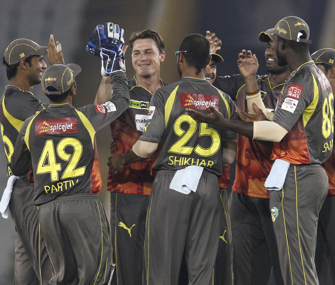 Dale Steyn (centre) celebrates with his Sunrisers Hyderabad team mates after taking the wicket of Lendl Simmons