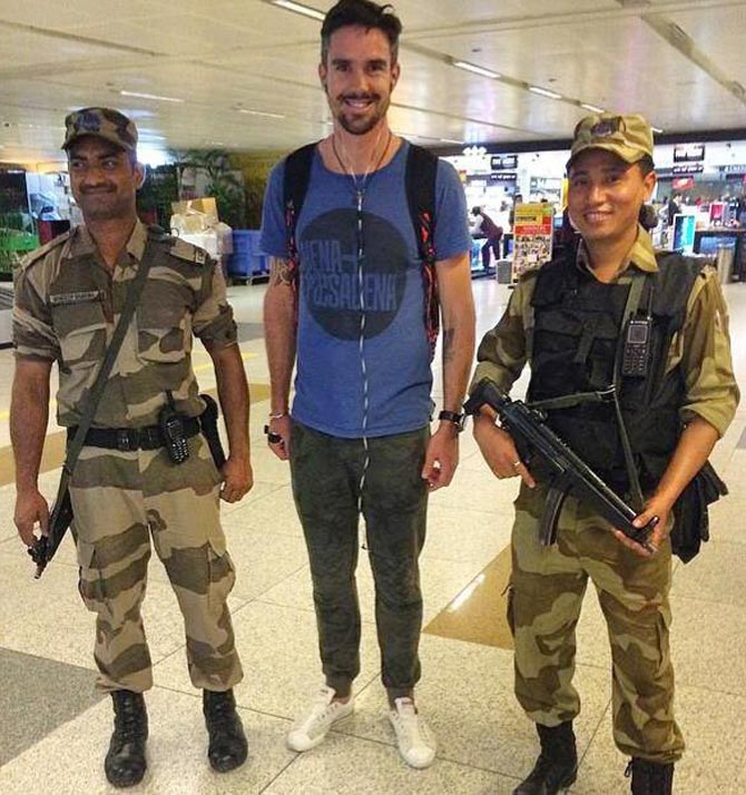Kevin Pietersen with security guards at Delhi airport