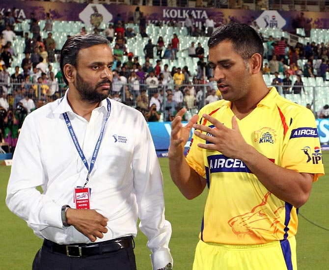 Mahendra Singh Dhoni (right) with IPL chief operating officer Sundar Raman