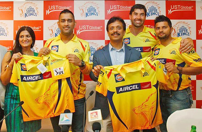 MS Dhoni and Suresh Raina reveal the new Chennai Super Kings jersey