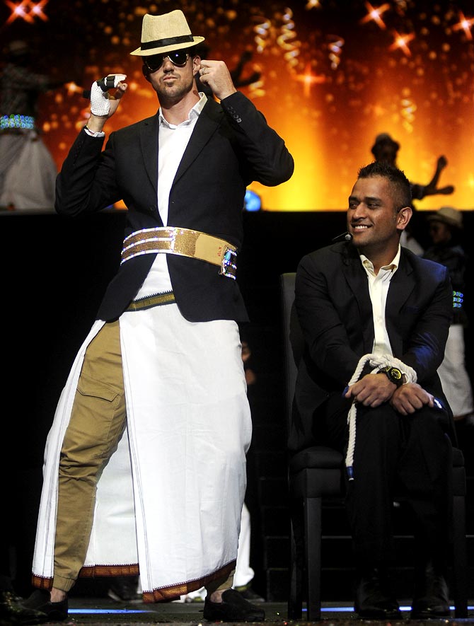 Kevin Pietersen attempts the 'Lungi Dance'