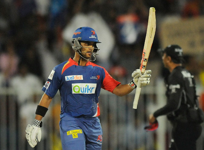 JP Duminy acknowledges the cheers following his half century