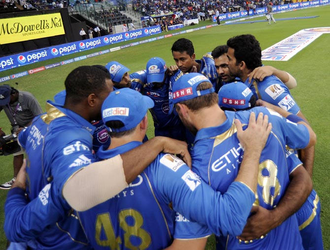 Mumbai Indians team in a huddle
