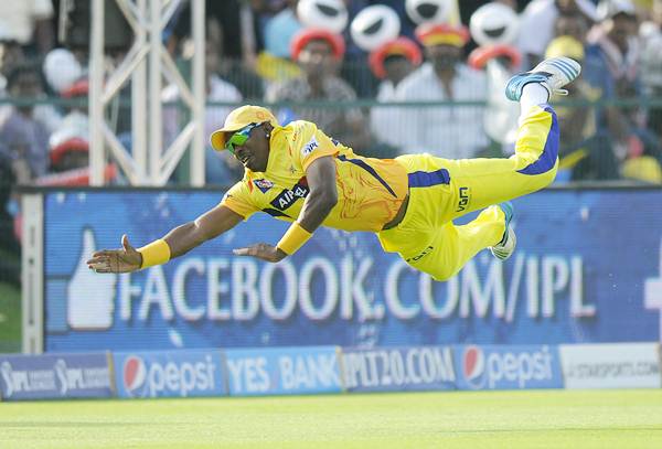 Dwayne Bravo dives to stop a switch hit by Glenn Maxwell in Chennai's match against Kings XI Punjab