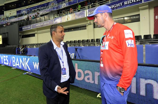 IPL COO Sundar Raman with Delhi captain Kevin Pietersen