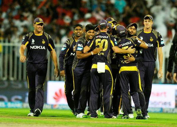 Kolkata Knight Riders players congratulate Chris Lynn after the stunning catch he pulled off to dismiss AB de Villiers 