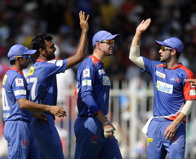 Jaydev Unadkat (2nd right) celebrates the wicket of Michael Hussey with his team mates